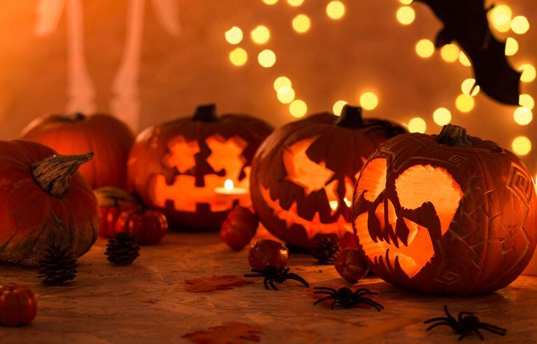 Halloween tiene sus símbolos, como las calabazas talladas.