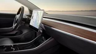 La pantalla de 15 pulgadas del Model 3 concentra toda la información que necesita el conductor