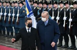 El presidente de Ucrania, Volodymyr Zelensky, y su homólogo turco, Recep Tayyip Erdogan, durante una ceremonia de bienvenida antes de sus conversaciones en Kiev el 3 de febrero de 2022.