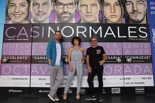 Laura Conforte y Martín Ruiz, protagonistas de Casi normales, con su nuevo director, Julio Panno
