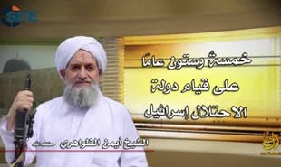 In questa foto pubblicata dal Site Intelligence Group il 6 giugno 2013, l'immagine del leader di al-Qaeda Ayman al-Zawahiri è usata per illustrare il suo recente messaggio audio che invita i jihadisti che stanno combattendo nella guerra civile siriana a unirsi e combattere.  Per l'instaurazione di un governo antiamericano a Damasco