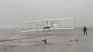 La máquina de los hermanos Wright se elevó a 12 metros y recorrió una distancia de 90 metros en 1903