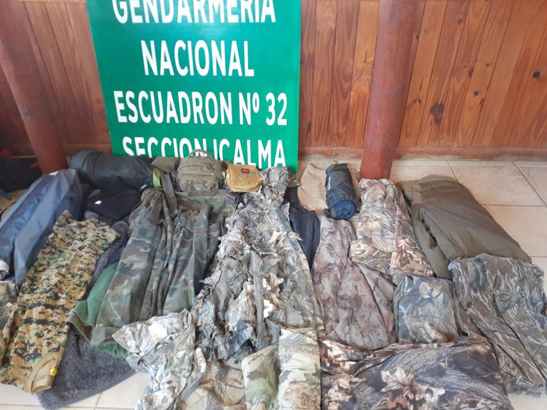 Tres chilenos con presuntos contactos con mapuches cruzaron ilegalmente la cordillera por un paso cercano al volcán Batea Mahuida, en Neuquén; llevaban municiones y uniformes militares
