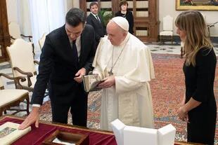 El intercambio de regalos entre Pedro Sánchez y el Papa 