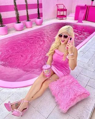 En la mansión de Bruna Barbie hasta el agua de la pileta es de color rosa