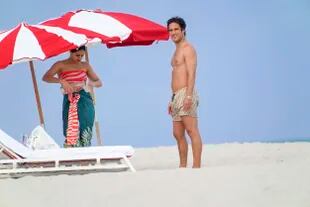 Diego usó shorts de playa de Fendi mientras disfrutaba del sol con su novia Renata, quien vestía un bikini naranja.