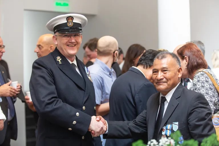 Alan Ward y  Juan Bautista Vilca Condomí, dos veteranos que se encuentraron por primera vez en la recepción de la Iglesia Anglicana San Juan Bautista 