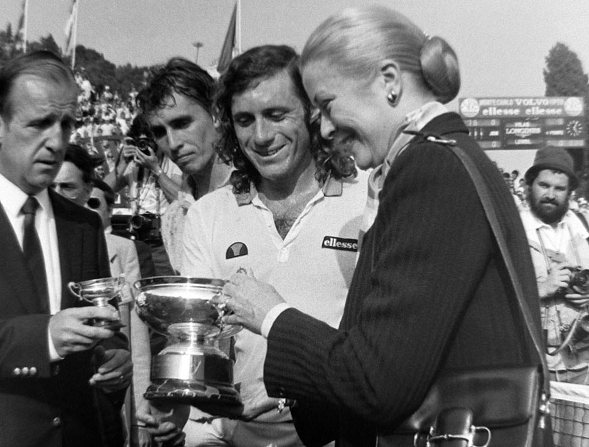 Abril de 1981.Guillermo Vilas venció a Ivan Lendl en la final del Abierto de Montecarlo y recibe la copa de manos de la princesa Grace Kelly (quien en los próximos días -y por cinco meses- se convertiría en su "suegra").