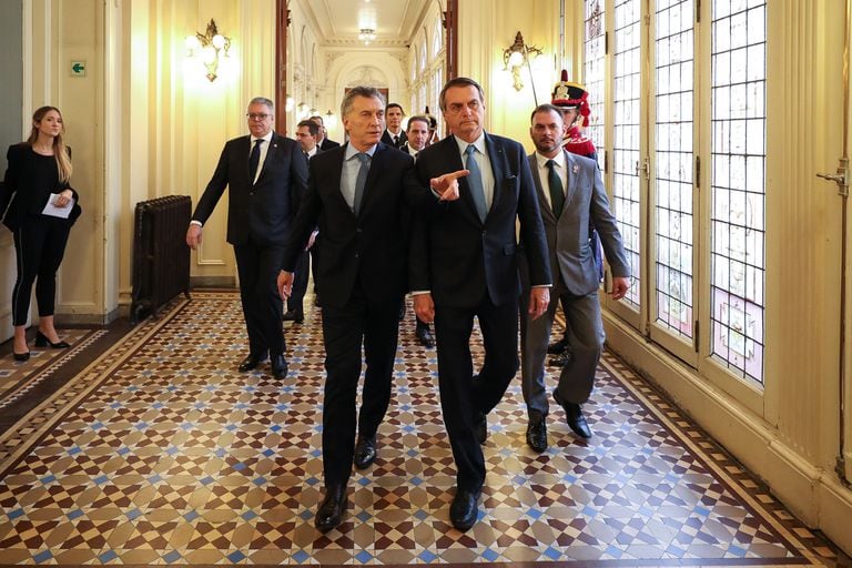 El presidente Mauricio Macri camina en la Casa Rosada junto al presidente brasileño Jair Bolsonaro