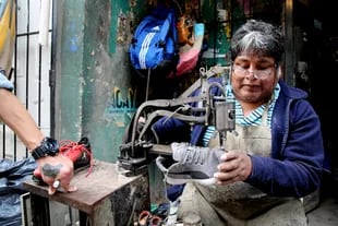 Norberto Vallejo cobra $50 el remiendo de zapatillas, pero tiene poco trabajo