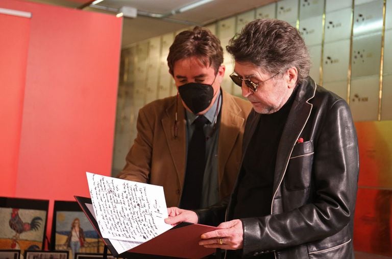 El director del Instituto Cervantes, Luis García Montero, recibió la donación de Joaquín Sabina: la colección completa de la revista Sur. 