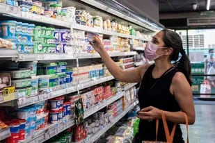 El artículo en el diario estadounidense destaca que los argentinos acumulan productos de supermercado