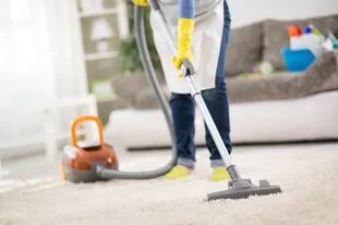 Personal doméstico realiza las tareas de limpieza en un hogar