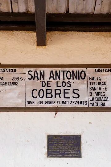 La estación de San Antonio de los Cobres se encuentra a 197 km de la capital salteña, al pie del Cerro Terciopelo. Con la llegada del ferrocarril se afianzó como pueblo de paso entre los circuitos de conexión hacia el Pácifico y como el segundo poblado más alto del país.