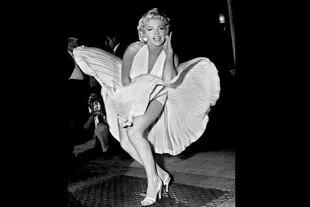 En esta foto de archivo del 9 de septiembre de 1954, Marilyn Monroe posa sobre la corriente ascendente de la rejilla del metro de Nueva York 