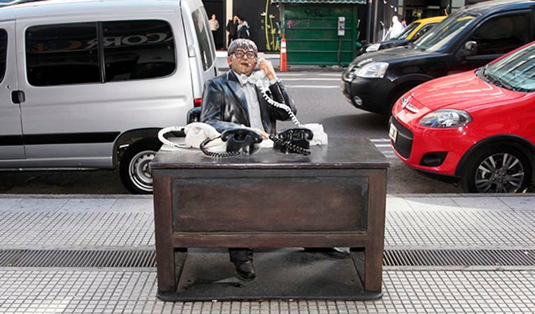 Tato Bores, detrás de su escritorio, con los teléfonos y el habano: así lo recuerdan todos frente a la escultura de Fernando Pugliese en la Avenida Corrientes