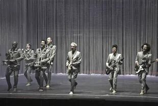David Byrne y sus artistas: músicos, bailarines y elementos fundamentales de particulares coreografías