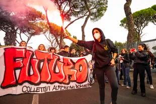 Manifestantes italianos piden por el "futuro" durante una protesta en Roma vinculada a la cumbre del G-20