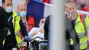 La imagen que tranquilizó al mundo: Christian Eriksen levanta la mano y asiente, luego de ser reanimado en plena cancha durante el partido entre Dinamarca y Finlandia por la Euro 2020.