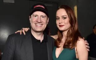 Brie Larson, la próxima capitán Marvel, junto a Kevin Feige, presidente de los estudios