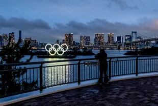 Los aros olímpicos en la bahía. Seguirán ahí esperando el 2021