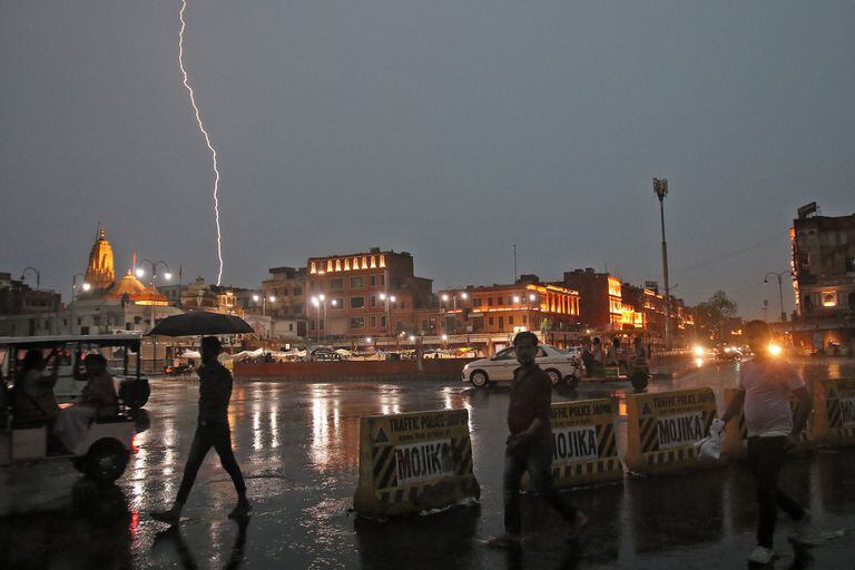 En total cerca de 50 personas fallecieron por las tormentas eléctricas en medio de la temporada monzónica en el país asiático