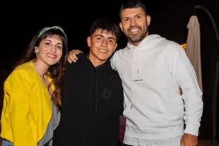 Benjamín Agüero, junto a sus papás, Gianinna Maradona y Sergio Kun Agüero, en su fiesta de cumpleaños de 14