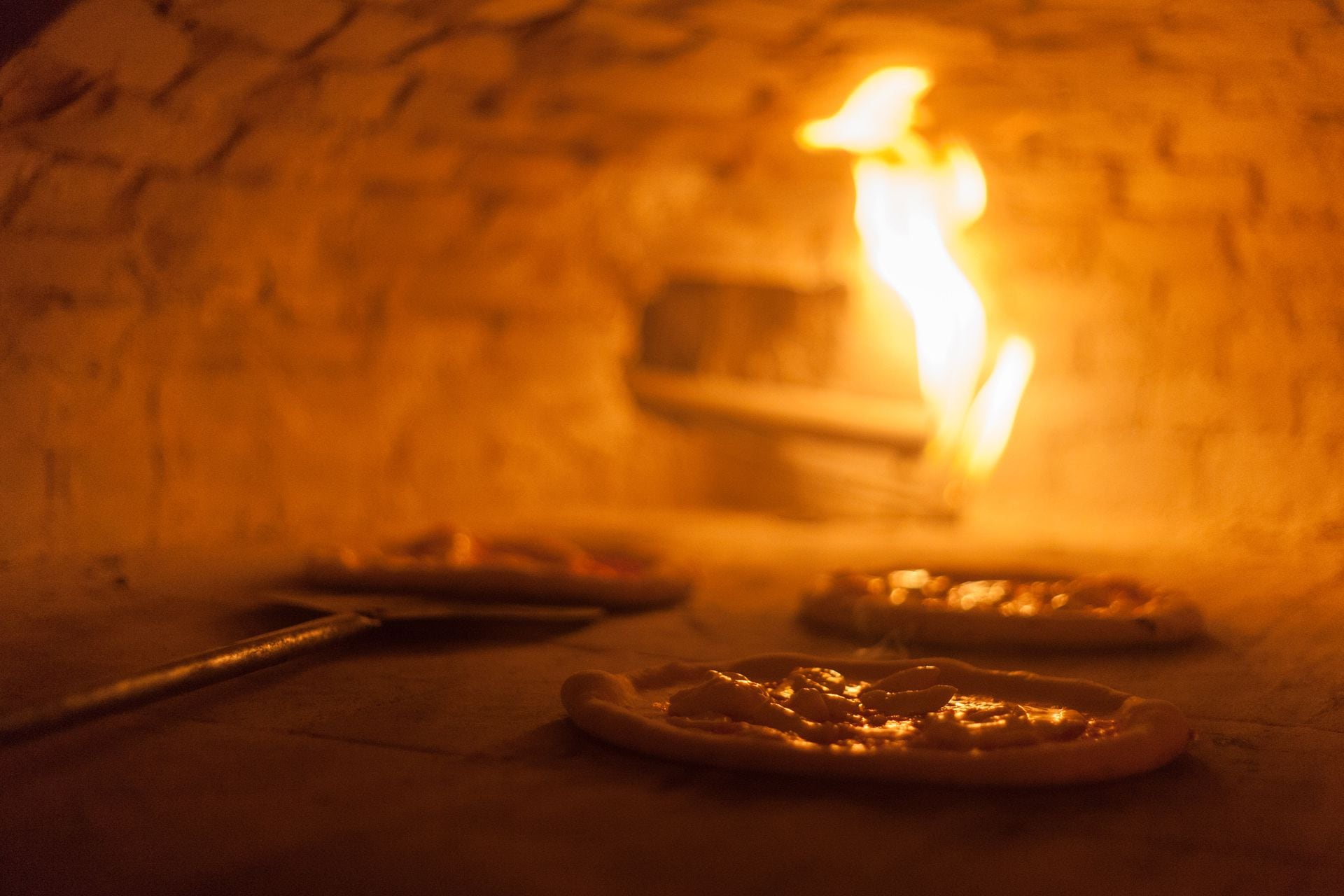 La pizza napoletana que proponen Larocca y Jovenich es finita, de bordes altos y aireados, y con ingredientes tanto italianos como autóctonos.