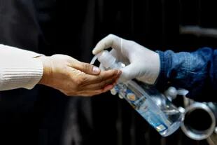El coronavirus es vulnerable al jabón y al alcohol en gel; la correcta higiene de las manos resulta crucial