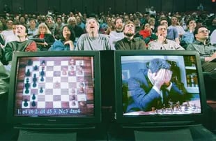 Garry Kasparovse agarra la cabeza tras ser vencido por la computadora Deep Blue en mayo de 1997, en Nueva York