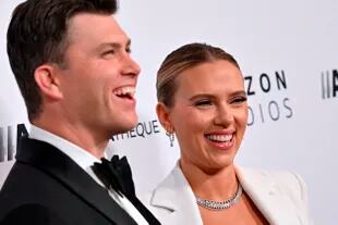 Una noche especial. Scarlett Johansson fue acompañada por Colin Jost a la ceremonia de los premios American Cinematheque, celebrada días atrás en el Beverly Hilton Hotel de Beverly Hills, en California