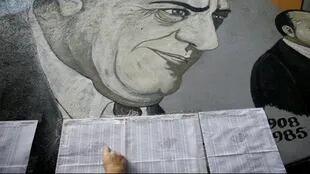 Un mural de Rómulo Gallegos en una mesa de votación el último domingo, para las elecciones de la Asamblea Constituyente