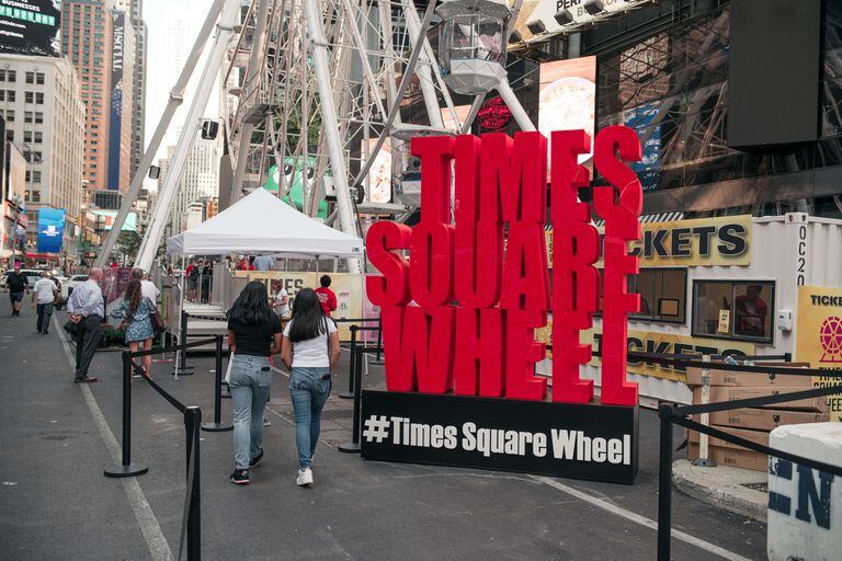 La rueda de la fortuna recién inaugurada gira en Times Square, en la ciudad de Nueva York. Como parte del impulso de la ciudad para vacunar a los residentes, se ofrecerán 100 viajes gratis todos los días hasta el 12 de septiembre a quienes hayan recibido la vacuna contra la COVID-19