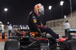 El piloto holandés de Red Bull, Max Verstappen, celebra la pole position después de la sesión de clasificación en vísperas del Gran Premio de Fórmula Uno de Bahréin