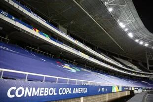 Las banderas de la Copa América se muestran en las gradas vacías ya que no se permiten espectadores debido a las restricciones de COVID-19 antes de un partido entre Brasil y Perú como parte del Grupo B de la Copa América Brasil 2021 en el Estadio Olímpico Nilton Santos el 17 de junio de 2021 en Río de Janeiro, Brasil.