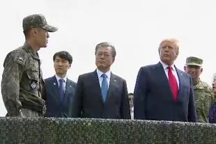 Trump ya se encuentra en la península coreana, para relanzar la aproximación entre los dos países, en un encuentro sin precedentes