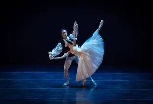Maximiliano Iglesias y Macarena Giménez, dos jóvenes primeros bailarines del Ballet Estable del Teatro Colón, bailaron en homenaje a Olga Ferri "Las sílfides"