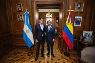 Wado de Pedro, con el presidente de Colombia, Gustavo Petro, en el despacho de Cristina Kirchner