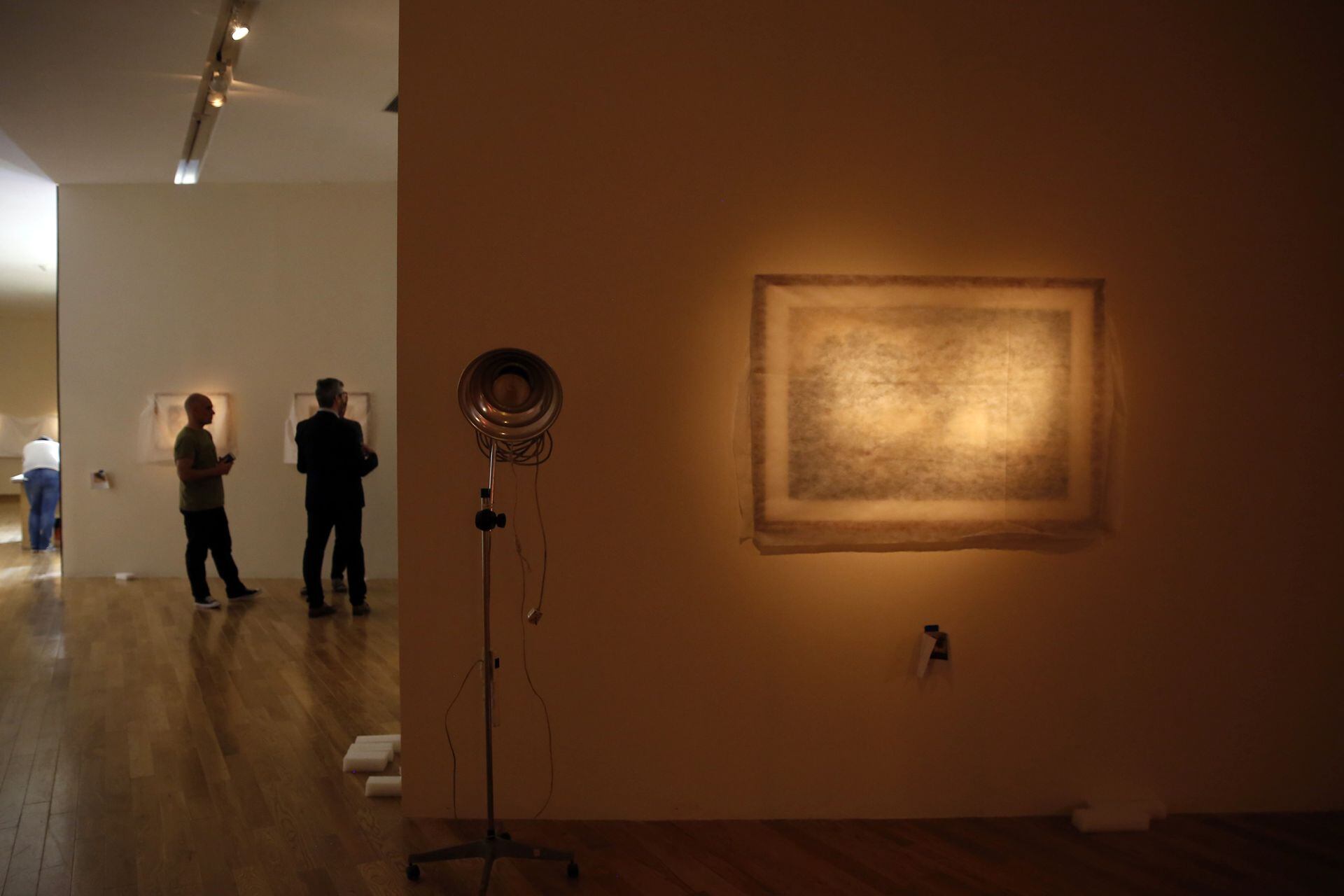 Por indicación de la Tate, la luz es tenue para que no afecte la conservación de las obras