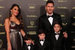 Lionel Messi, con sus hijos y su esposa en la ceremonia del Balón de Oro