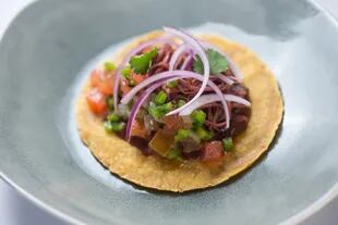 Este emprendimiento se propone ofrecer platos que reflejen lo más fielmente posible la riqueza de la gastronomía de México.