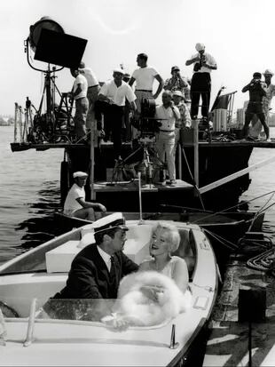 Billy Wilder dirige la escena romántica de Tony Curtis y Marilyn Monroe en Una Eva y dos Adanes