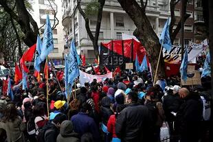 Agrupaciones sociales y de izquierda que defienden el gobierno de Miguel Díaz-Canel se cruzaron con cubanos exiliados en la sede diplomática en Buenos Aires
