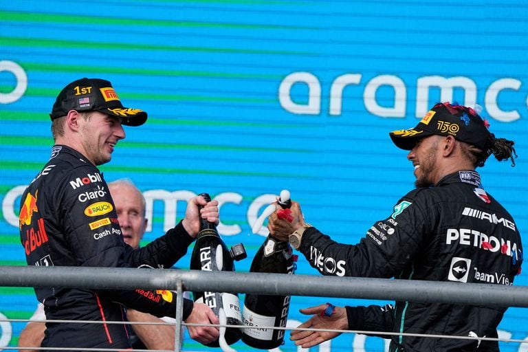 Max Verstappen y Lewis Hamilton festejan luego del Gran Premio de Estados Unidos