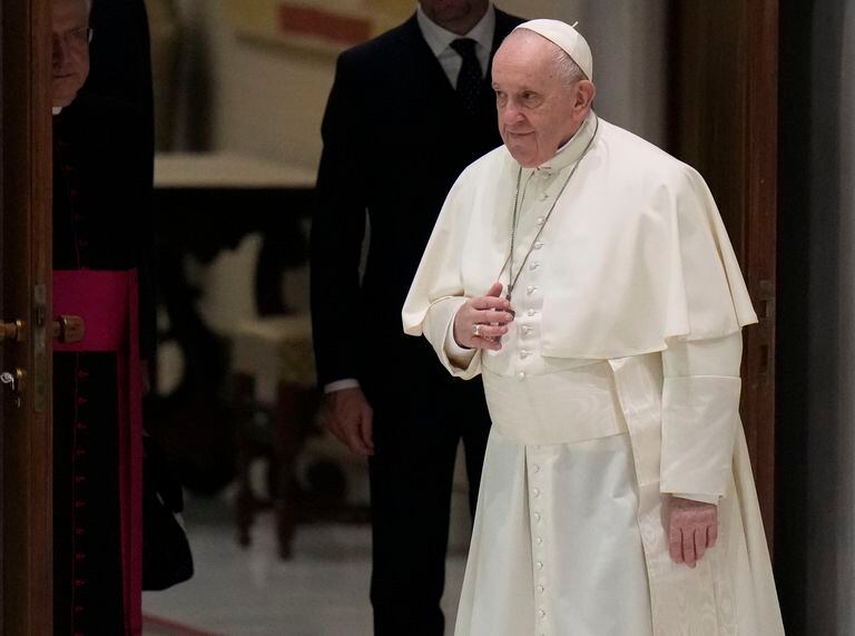 El papa Francisco llega a su audiencia general semanal, en el salón Pablo VI, en el Vaticano, el 26 de enero de 2022. (AP Foto/Alessandra Tarantino)