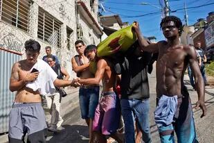 Conmoción en Río de Janeiro por un violento operativo policial en una favela: 18 muertos