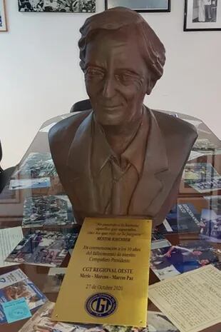 El busto de Néstor Kirchner, en la CGT; fue donado por Walter Correa, del gremio de curtidores