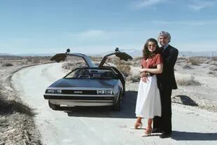 John DeLorean junto al auto que creó