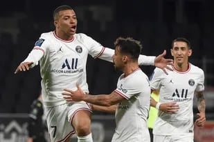 Kylian Mbappe celebra la apertura del marcador de Paris Saint-Germain, junto con Juan Bernat y Ángel Di María; el talentosos delantero francés acumula 22 goles en la Ligue 1