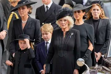 Kate, princesa de Gales, la princesa Charlotte, el príncipe George, Camilla, la reina consorte, Meghan, la duquesa de Sussex y la princesa Beatriz 